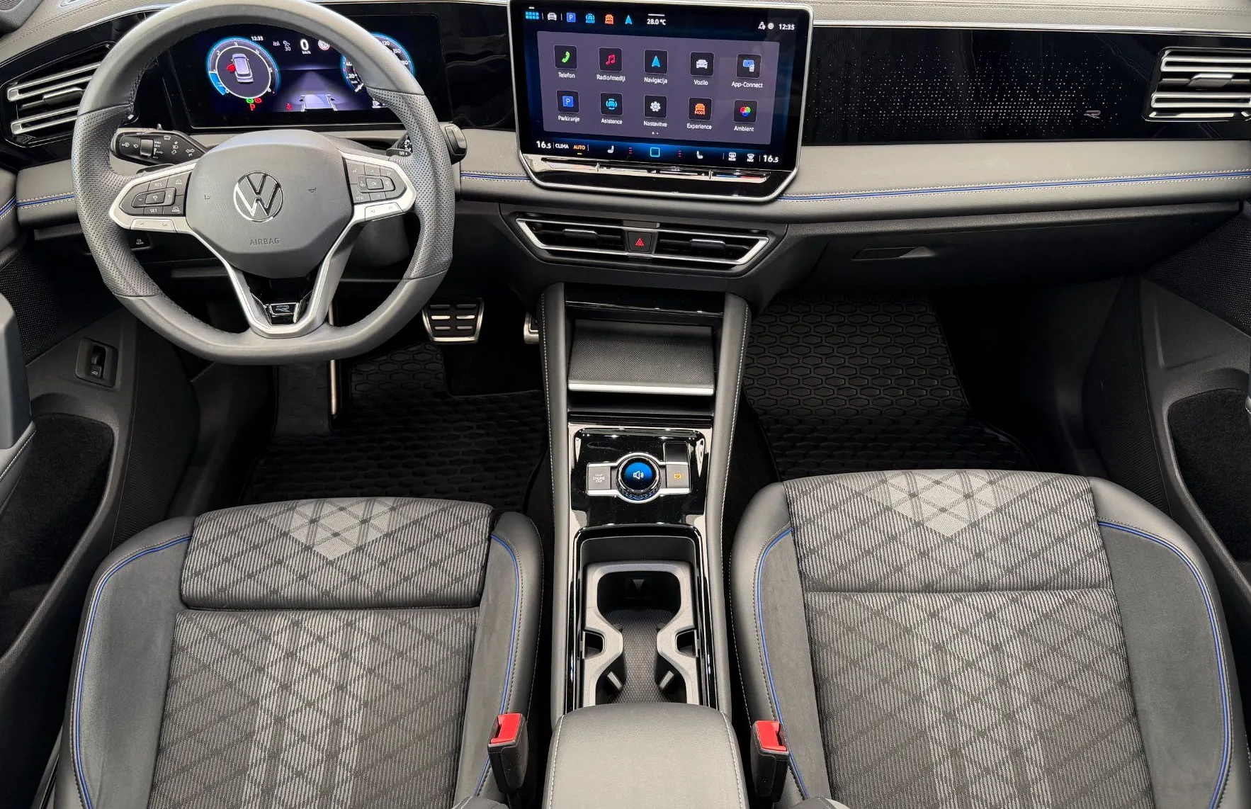 Zunanja slika - Volkswagen Tiguan - 4JOY 2.0TDI DSG SLO 1.Lastnik BLACK STYLE-PANORAMA - 6