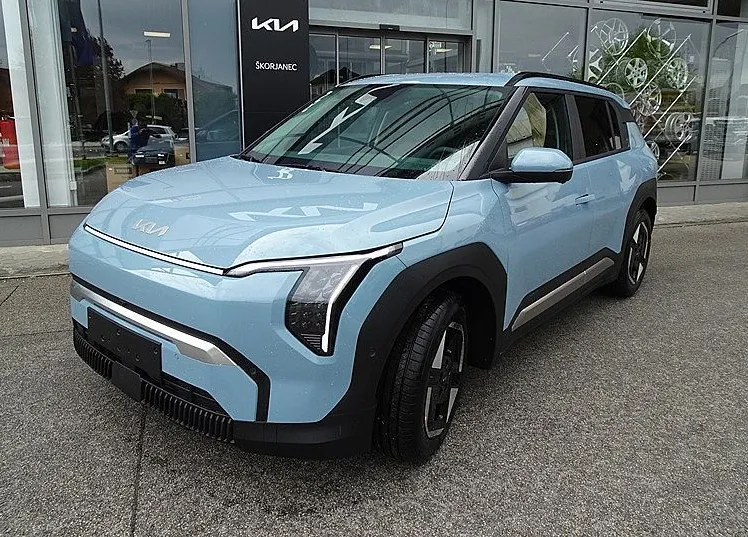 Zunanja slika - KIA EV3 - 58.3 kWh baterija. 150 kW  204 KM  Sky NA ZALOGI - 1