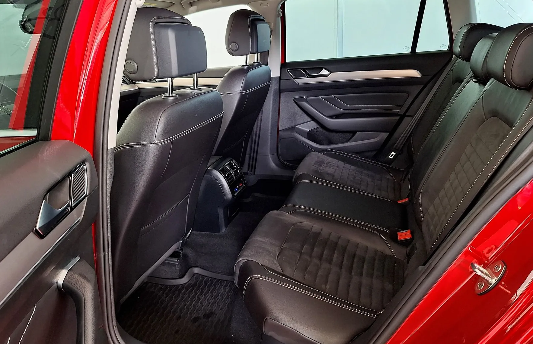 Zunanja slika - Volkswagen Passat - Variant 2.0 TDI 4Motion R-Line Avt•IQ LED•VIRTUAL•WEBASTO• - 14