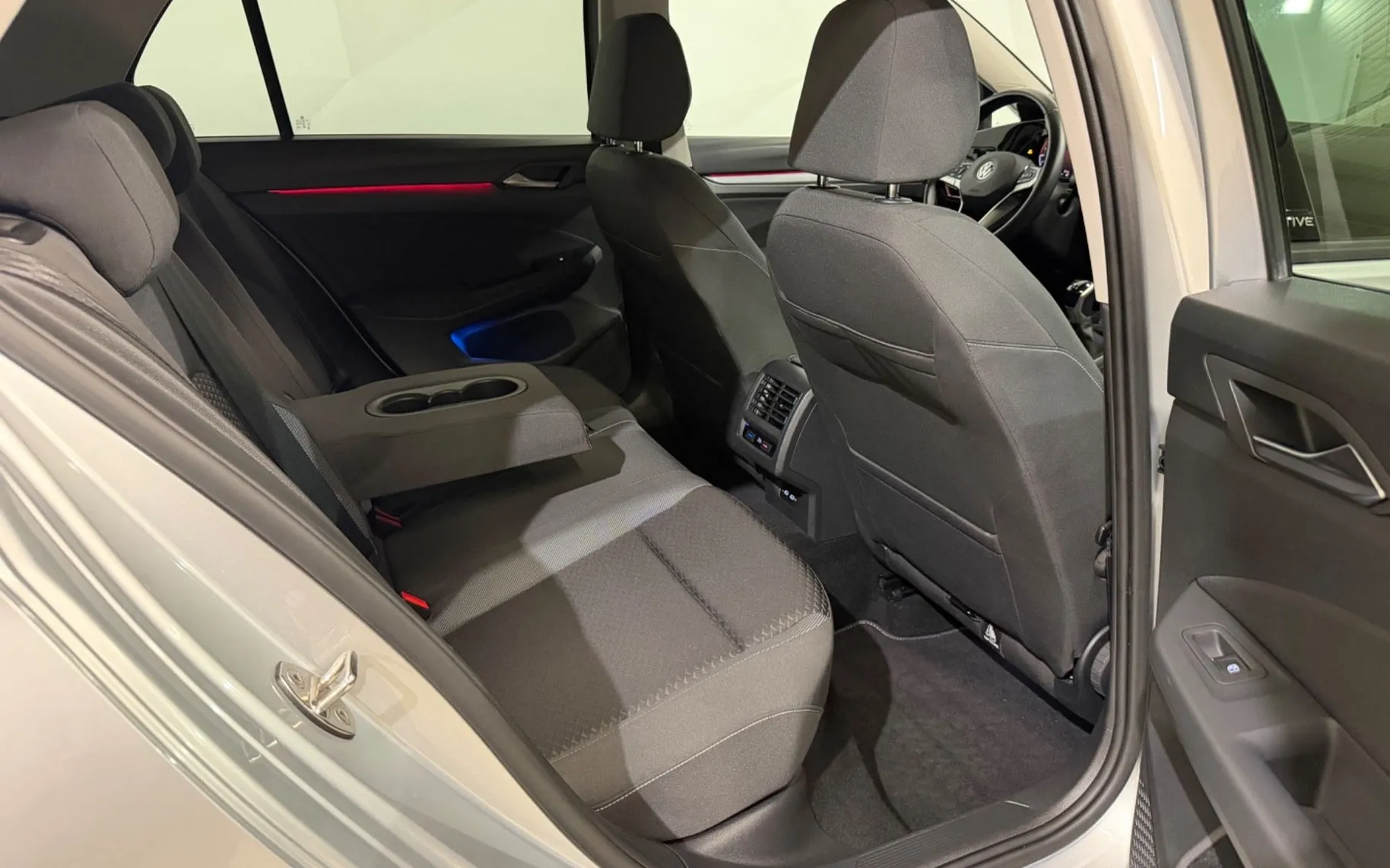 Notranja slika - Volkswagen Golf - 1.5 TSI-VIRTUAL-ACC-KAMERA-NAVI-LED-PDC - 12