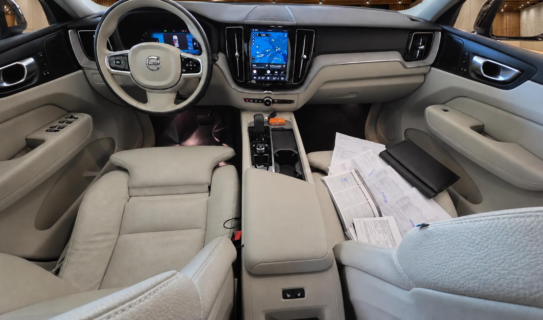 Notranja slika - Volvo XC60 - B4D AWD Plus Dark Avt.1. lastnik. SLO poreklo - 15
