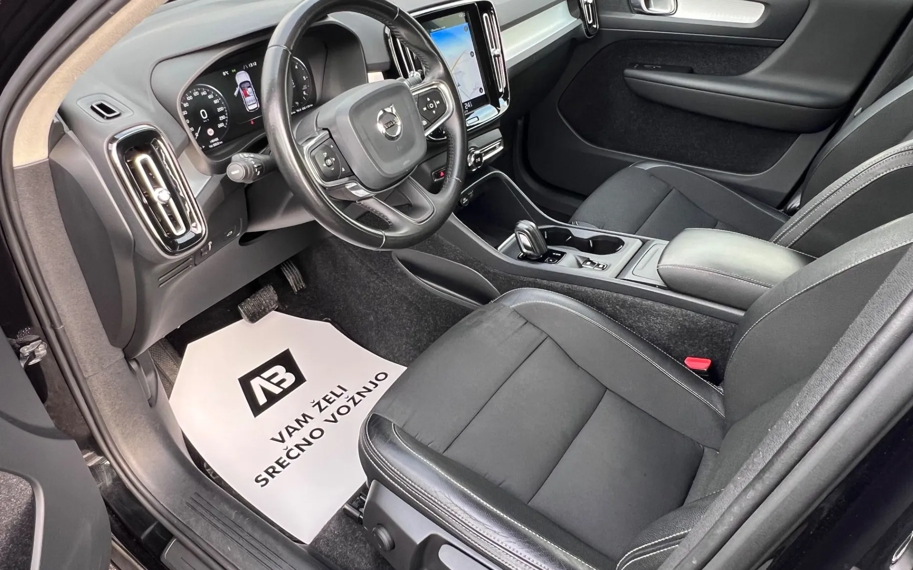 Notranja slika - Volvo XC40 - D3+LED+NAVI+KAMERA+ALU+KEYLESS GO+AUTO HOLD... - 9