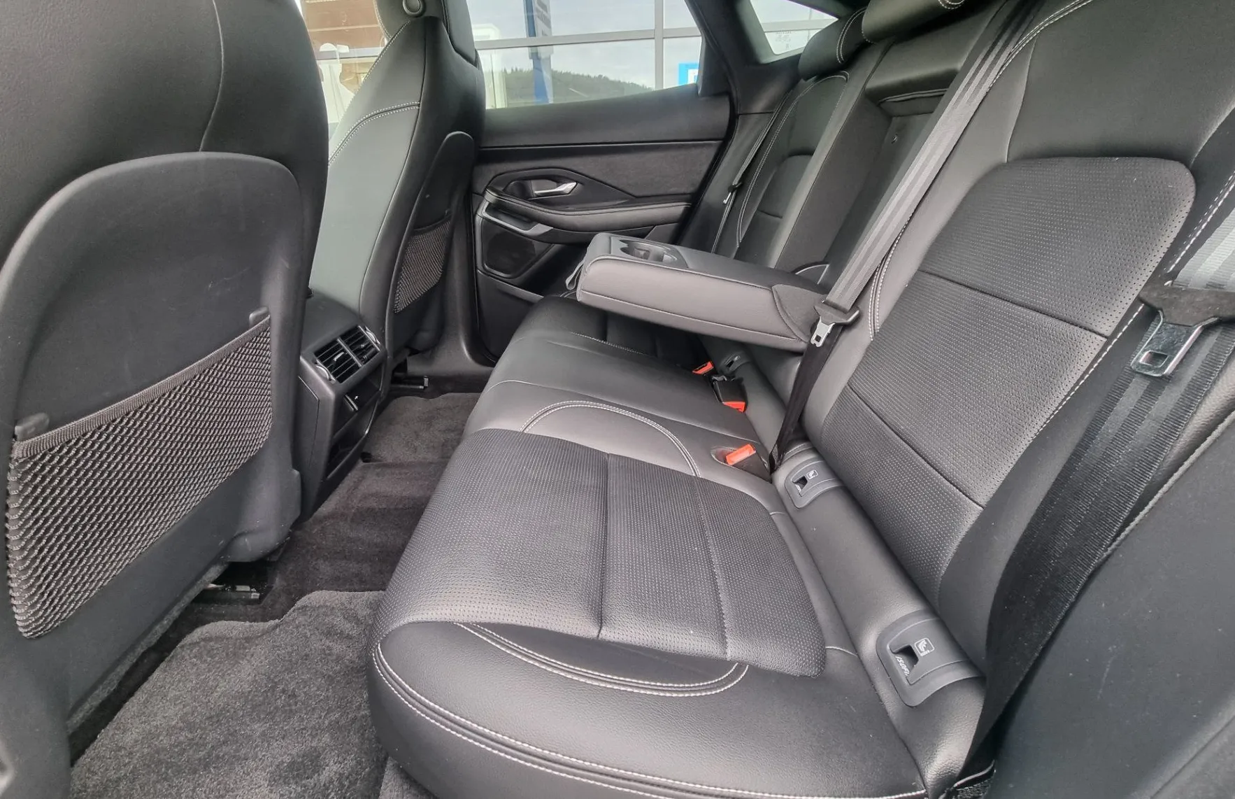 Zunanja slika - Jaguar E-PACE - 2.0 D165 MHEV R-DYNAMIC AWD - AVTOMATIK - ODLIČEN - 12