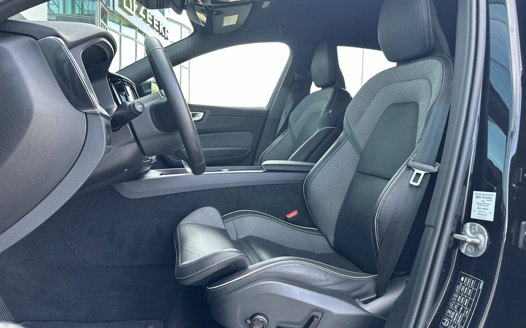Notranja slika - Volvo XC60 - B5P AWD Black Edition Avt. BLISS ACC MEMORY. GRET. - 10