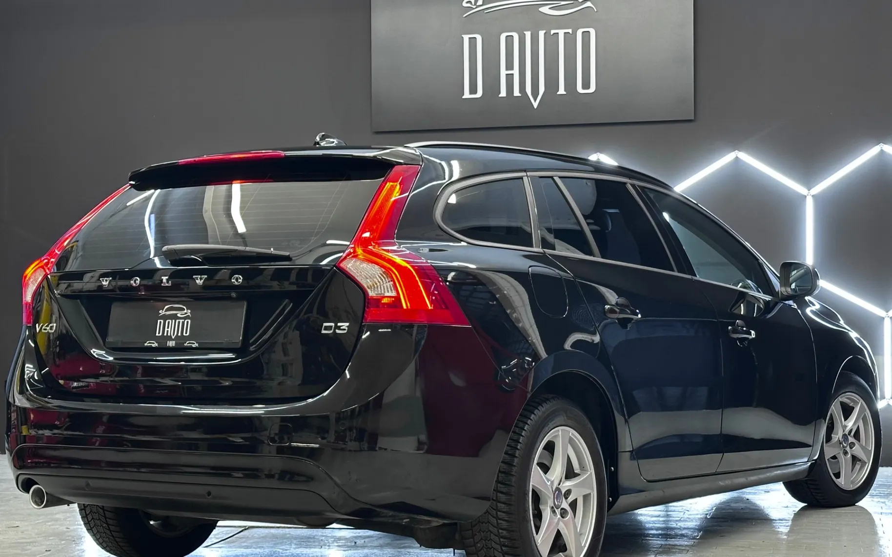 Notranja slika - Volvo V60 - 2.0D KAMERA-NAVI-BIXENON-GRETJE SEDEZEV-PDC... - 8