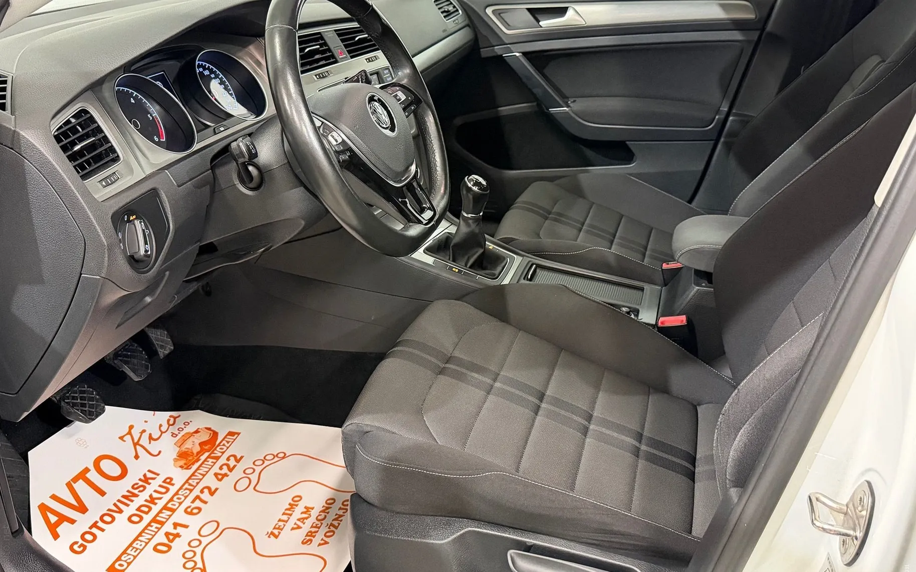 Notranja slika - VW Golf - 2.0 TDI-R-LINE-1.LASTNIK-BI-XENON-LED-TEMP-SLO-PDC - 9