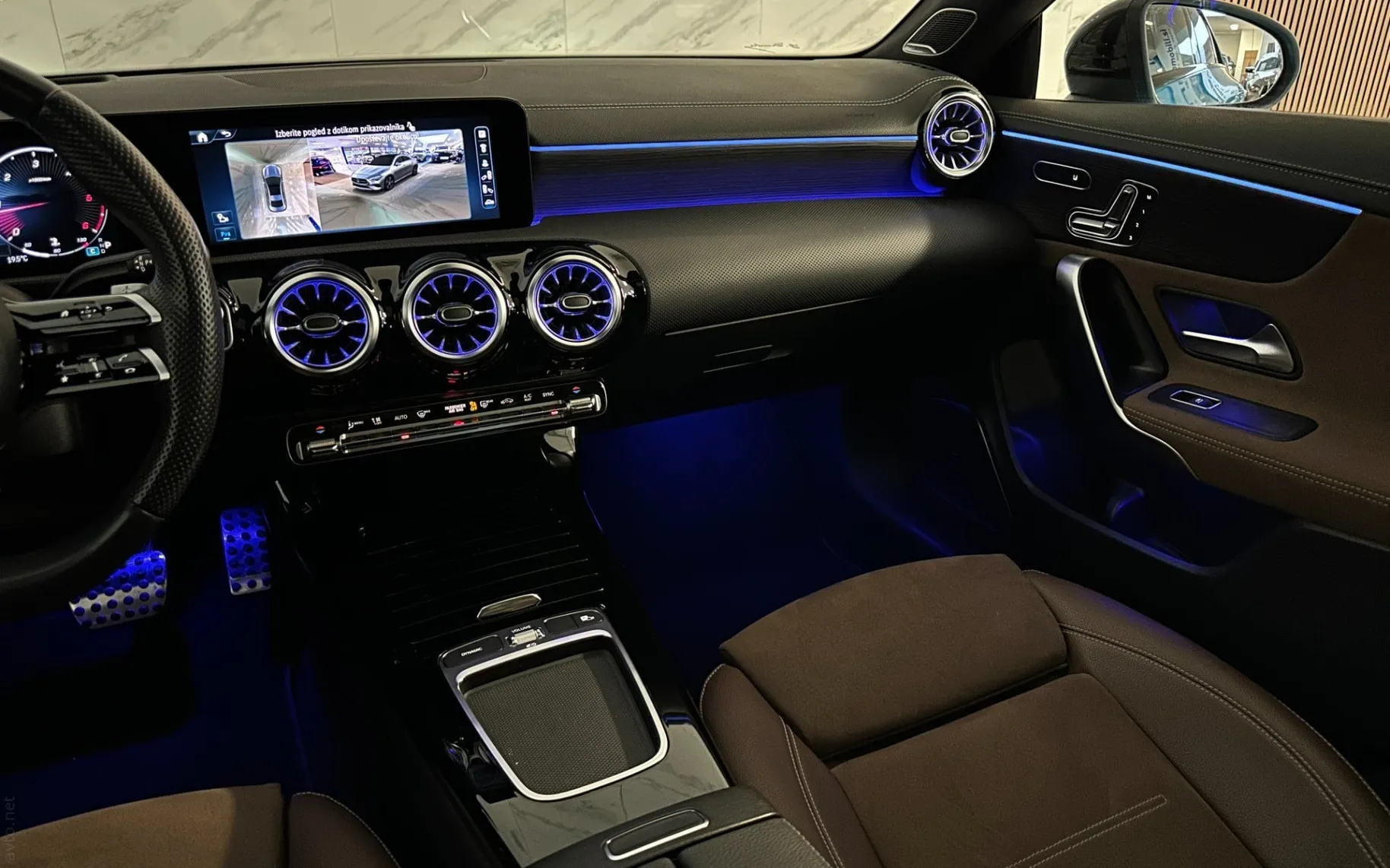 Notranja slika - Mercedes-Benz CLA-Razred - 180d |AMG|Pano|Facelift|360K|Memory|HUD|Burmester| - 12
