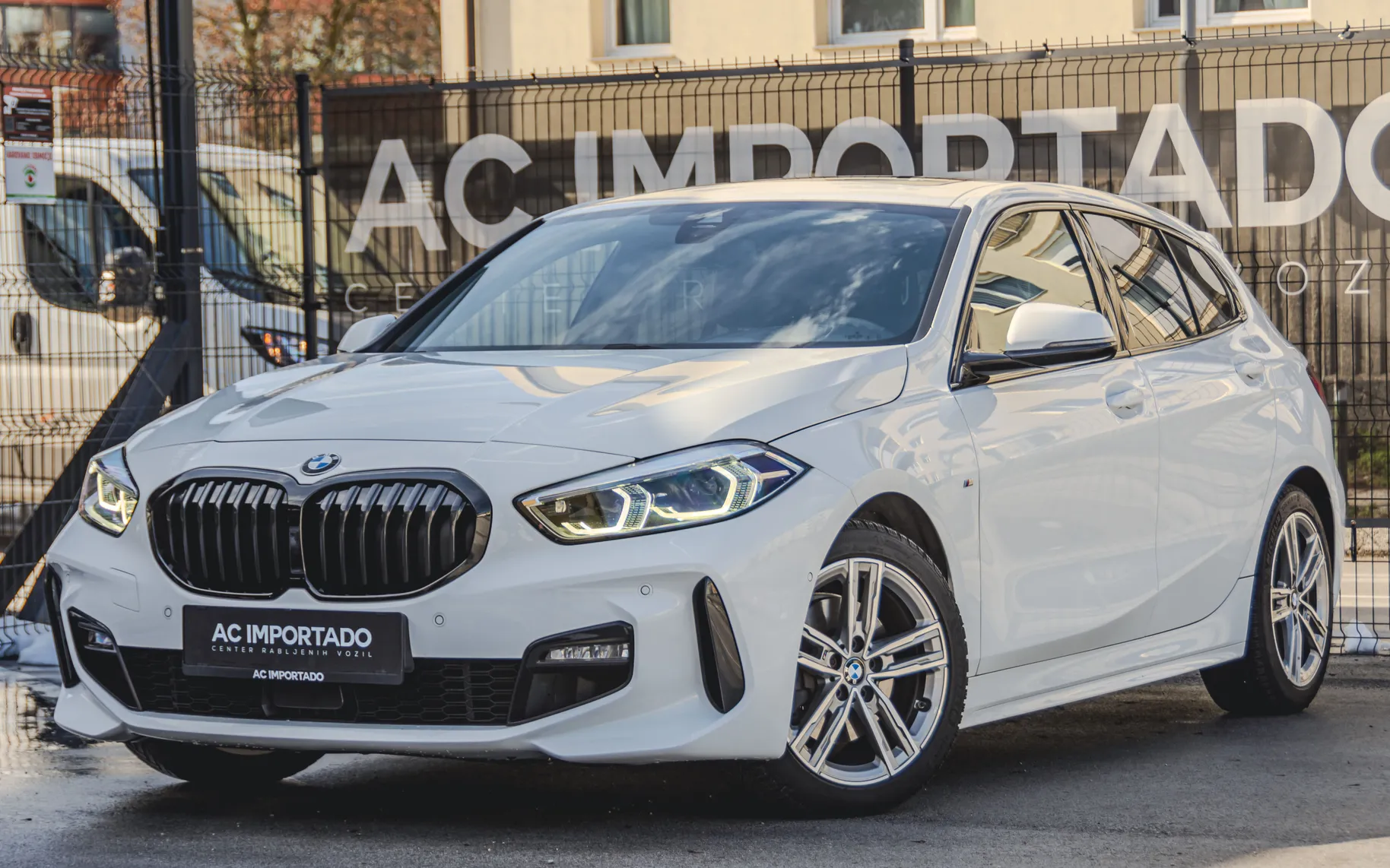 Zunanja slika - BMW - 118i M Sport-LED-HUD-PANO-LC PRO-KAM-17C - 2