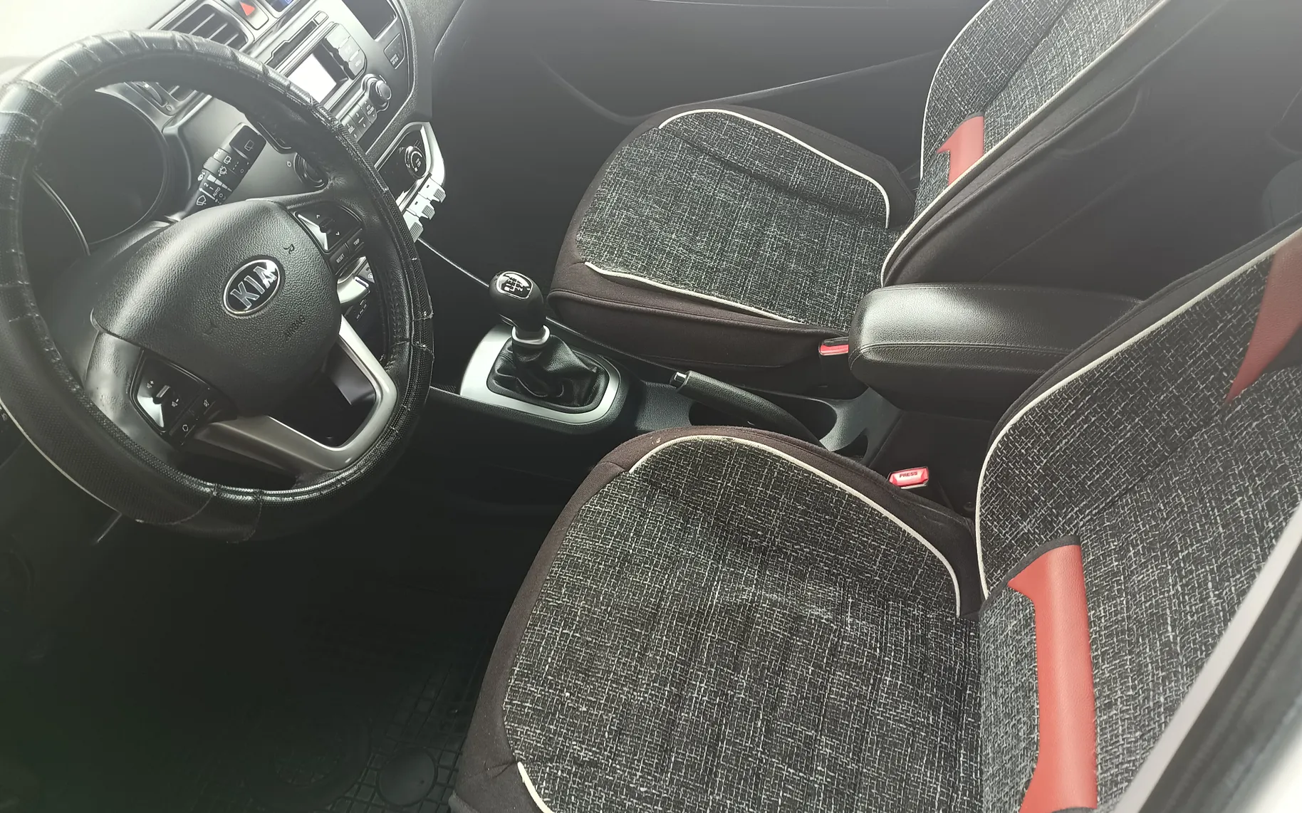 Notranja slika - KIA Rio - 1,4 CRDi EX Fun - 13
