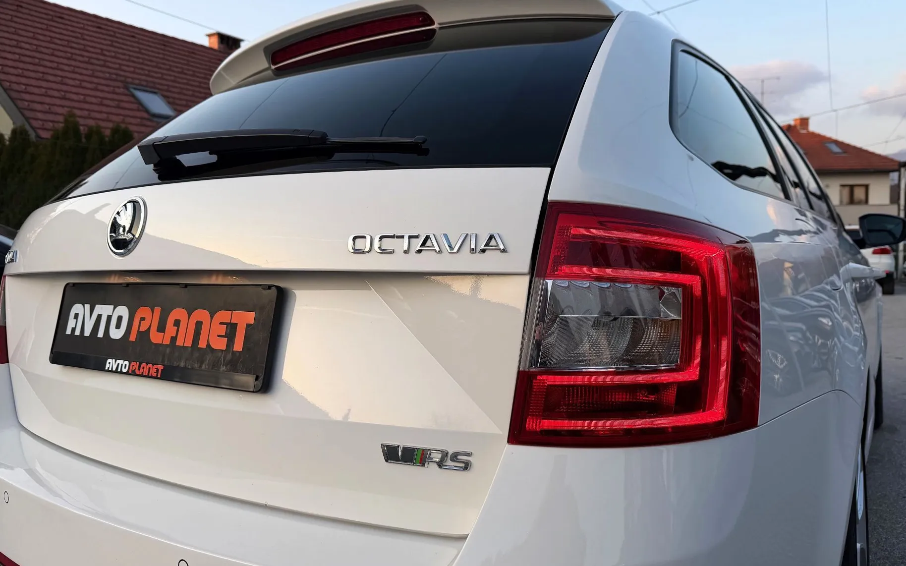 Zunanja slika - Škoda Octavia - 2.0 TDI RS AUT. ACC LED XENON F1 NAVI ALU 19 - 13