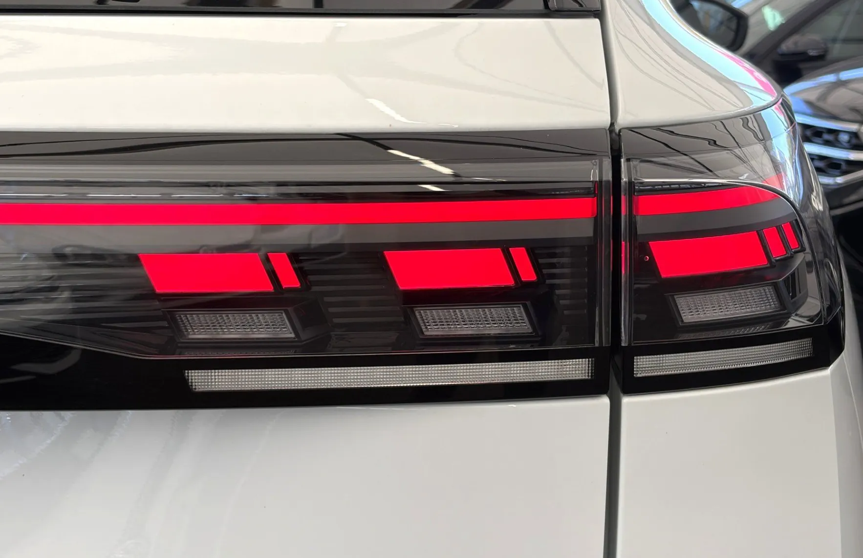 Zunanja slika - Volkswagen Tiguan - R-Line 1.5eTSI DSG-1.LASTNIK-PANORAMA-VELIKA NAVI - 5
