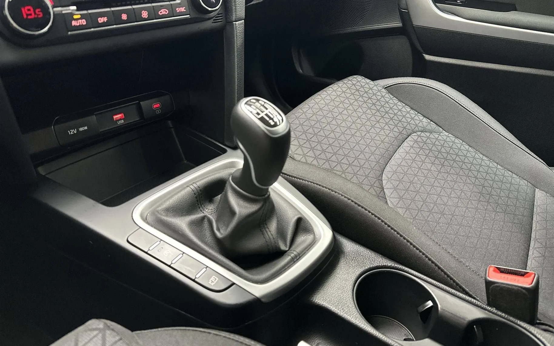 Notranja slika - KIA Ceed SW - 1.5 T-GDI LX Champion+ ISG - 20