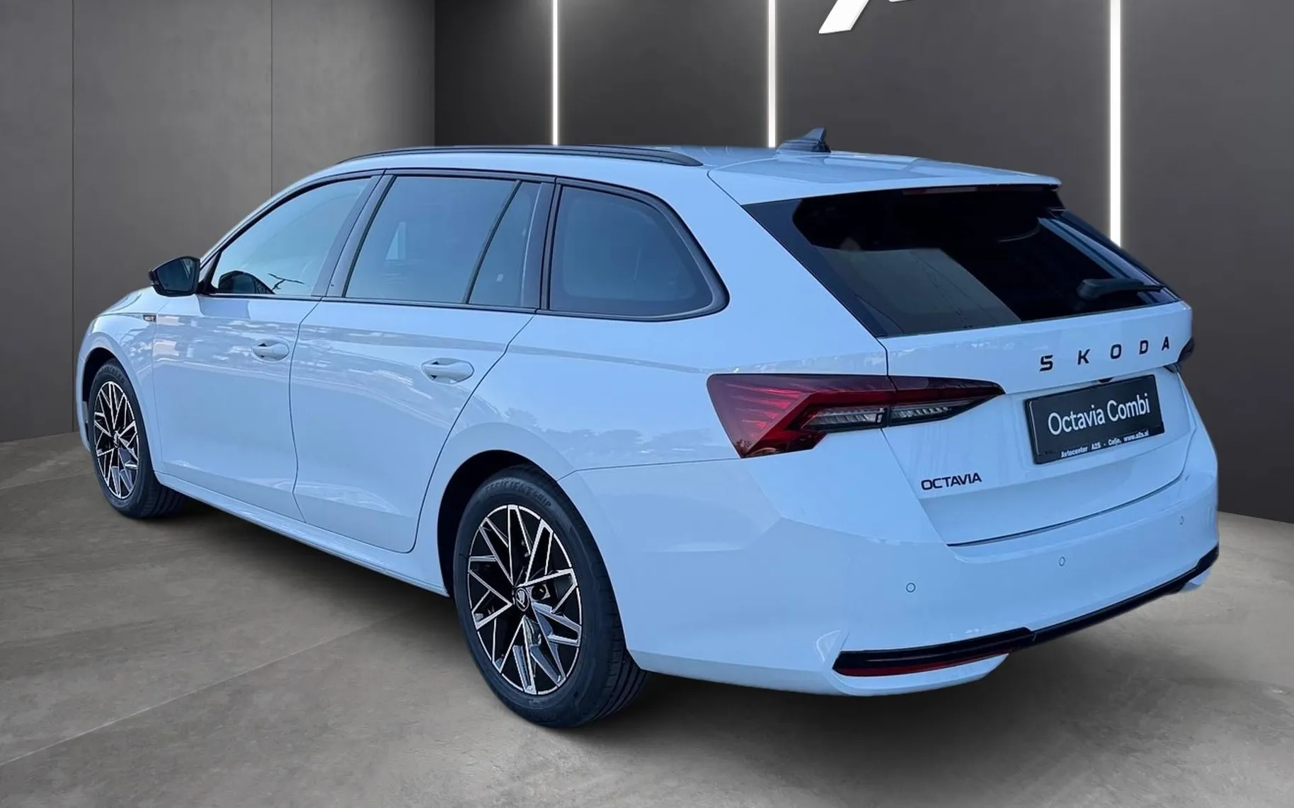 Zunanja slika - Škoda Octavia - Combi 2.0 TDI Family Sportline DSG... - 4