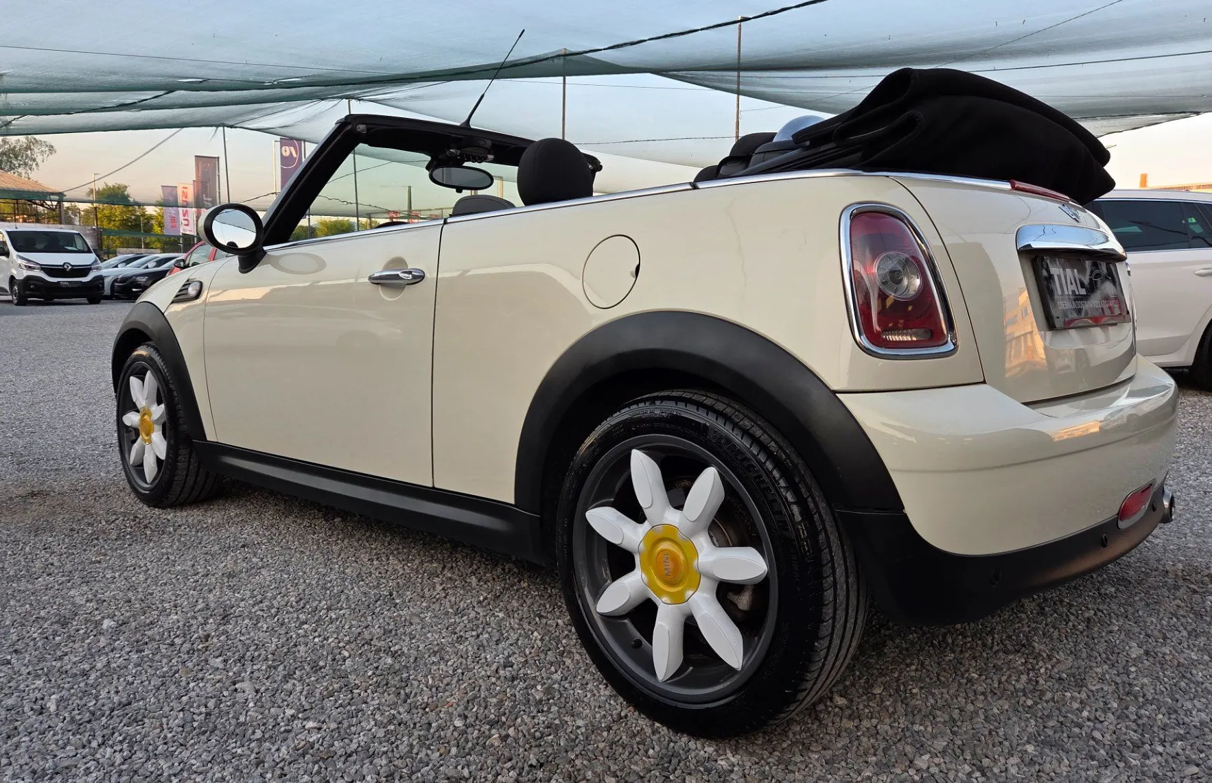 Zunanja slika - MINI Cabrio - One KLIMA-ALU17-BI XENON-USNJE-SERVISNA - 5