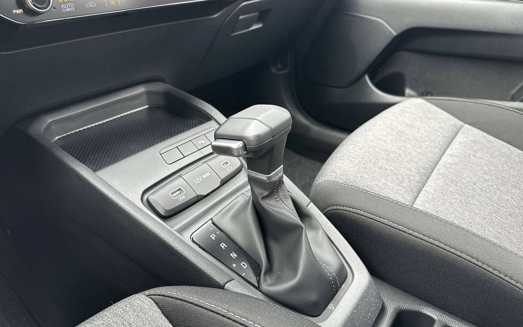 Notranja slika - KIA Stonic - 1.0 T-GDi LX Life DCT... - 19