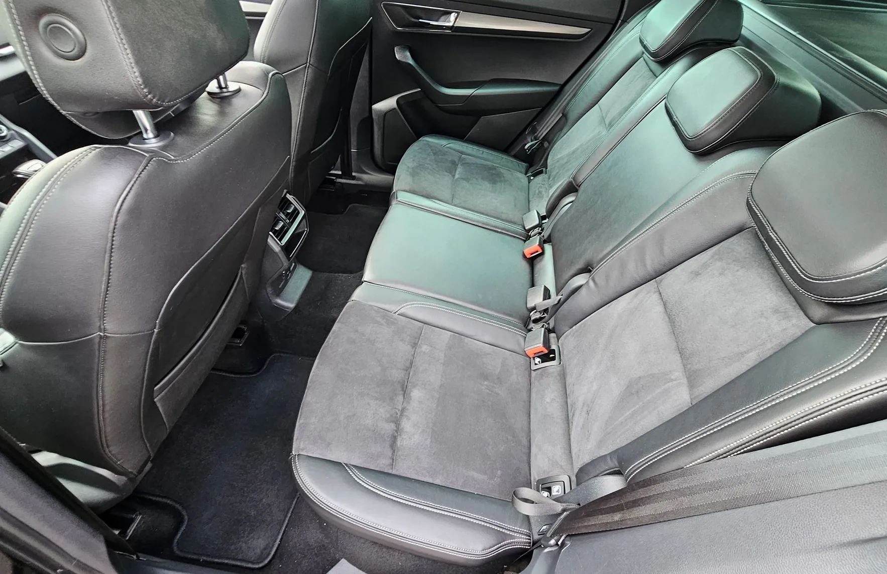 Zunanja slika - Škoda Karoq - 1.5 TSI ACT -SportLine- DSG-SPORT-LED-PANO-ALKANT - 3