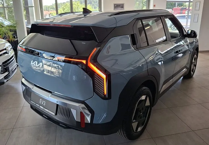 Zunanja slika - KIA EV3 - 58.3 kWh baterija. 150 kW  204 KM  Sky - 4