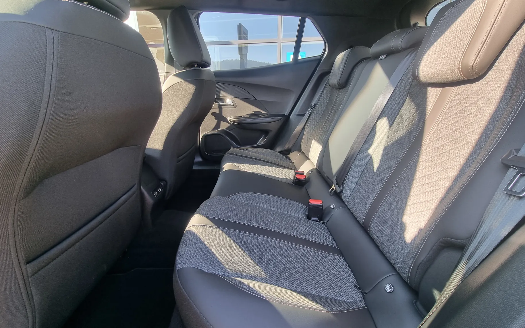Zunanja slika - Peugeot 2008 - 1.2 PureTech 100 - KOT NOV - SAMO 13.156km - 11