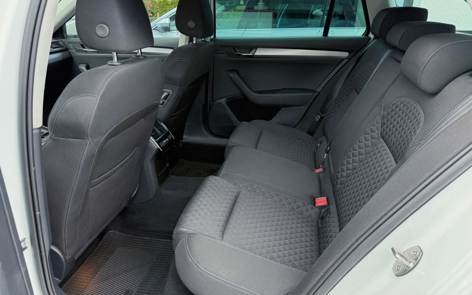Zunanja slika - Škoda Superb - 2.0 TDI Active Combi DSG|LED|NAVI|MEMORY|17COL - 10