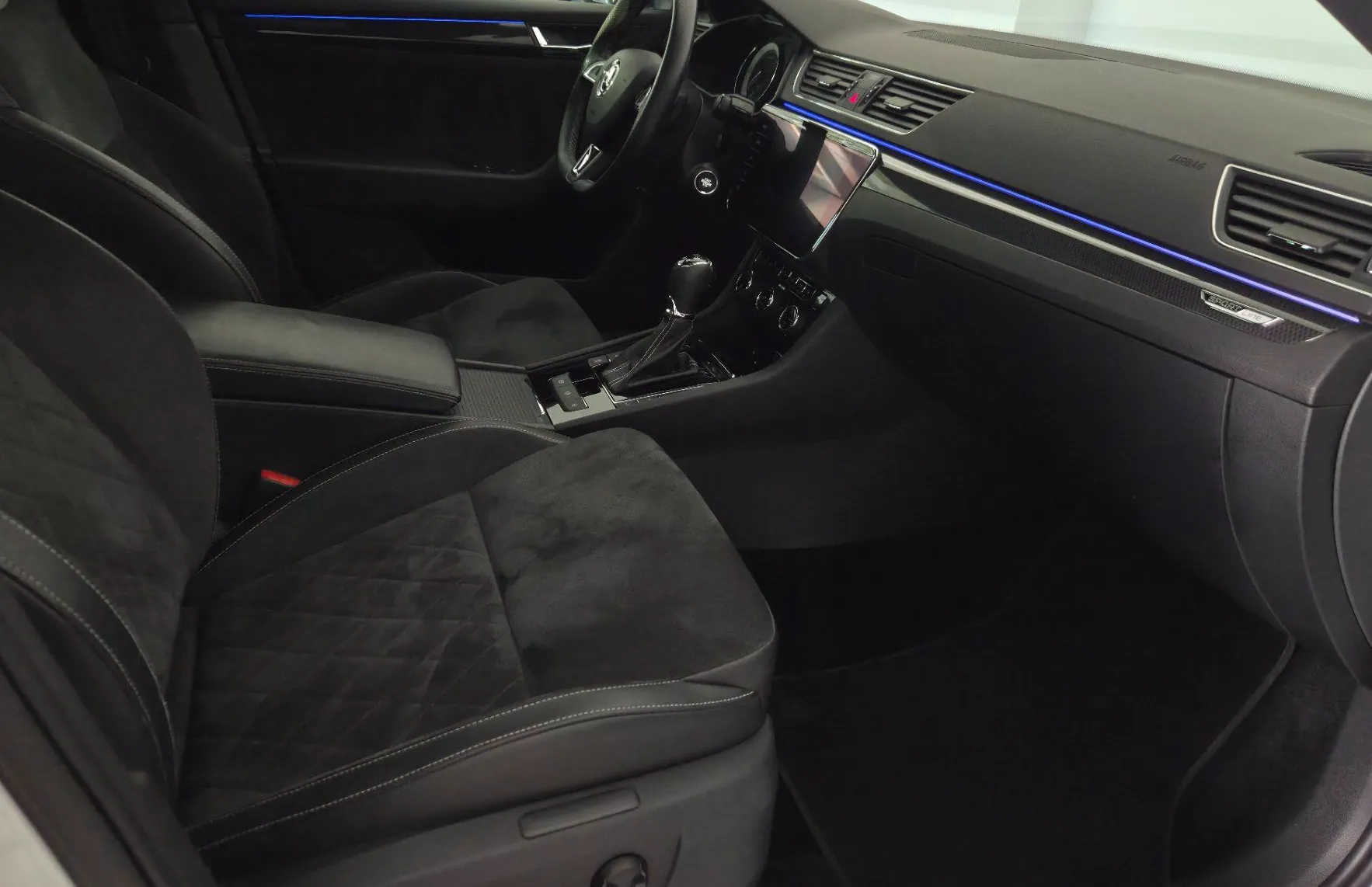 Zunanja slika - Škoda Superb - Combi 4x4 2.0 TDI SportLine DSG-RADAR-DCC-KLJUKA - 11