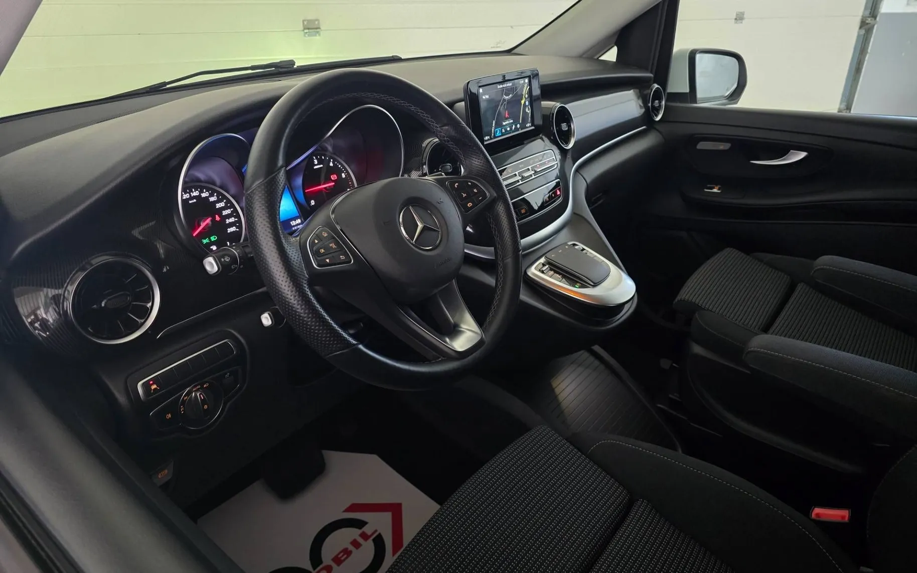 Notranja slika - Mercedes-Benz V-Razred - V 220 d Edition Lang-dolgi Avt. - LED.navi.kamera - 9