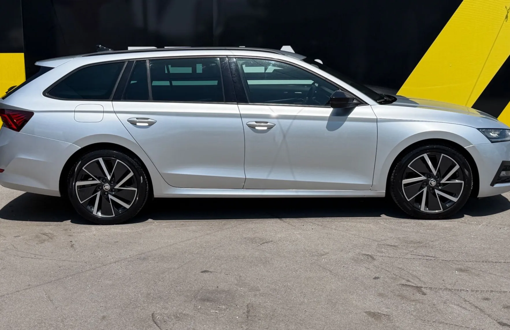 Zunanja slika - Škoda Octavia - 4x4 2.0 TDI Sportline DSG-WEBASTO-HEAD UP-ALU 18 - 4