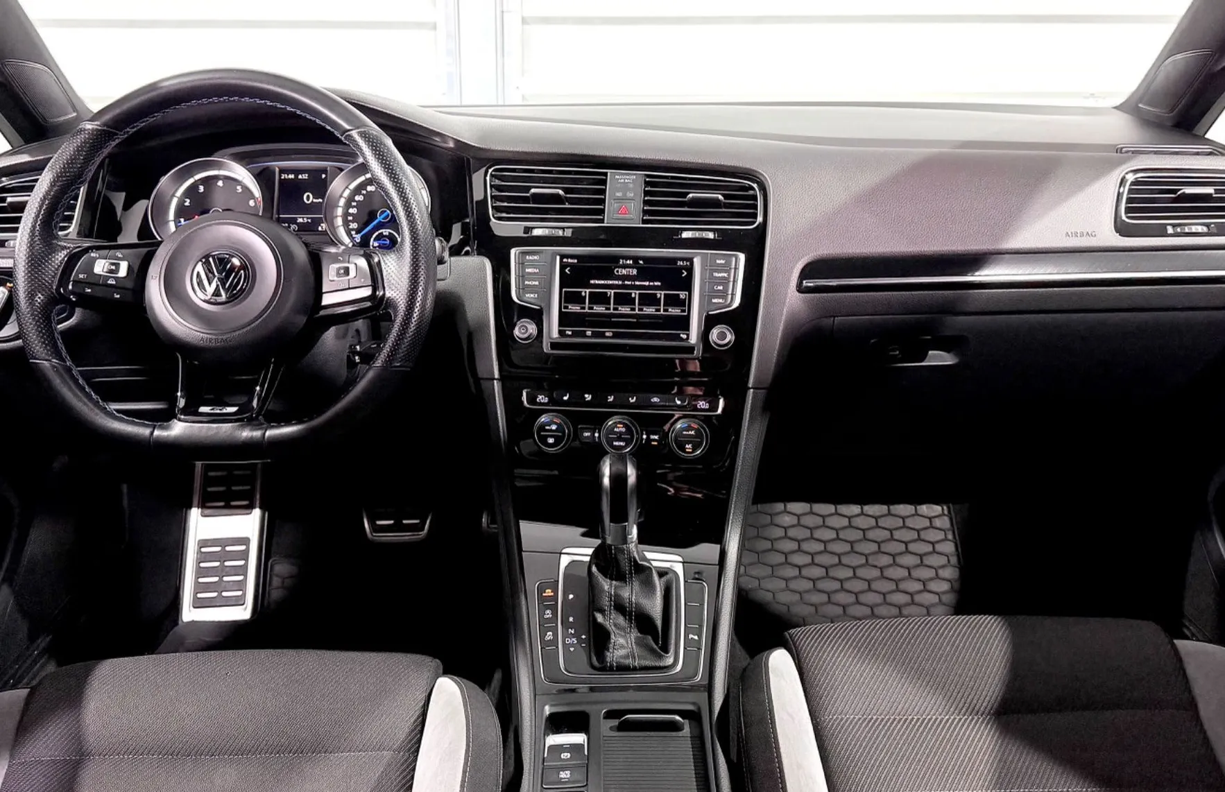 Zunanja slika - Volkswagen Golf - R - 4 MOTION - DSG - DRIVE SELECT - NAVI - PDC - 8