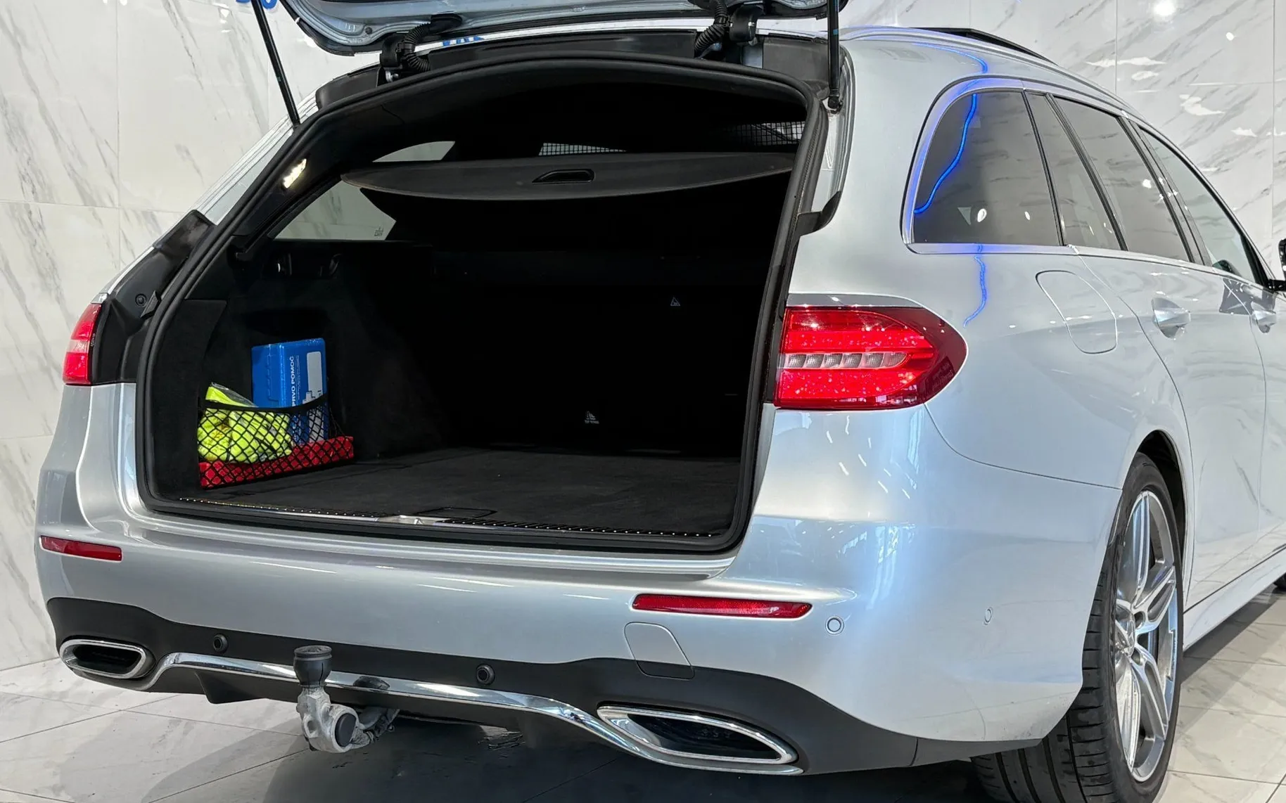 Notranja slika - Mercedes-Benz E-Razred - 220d T AMG Line|Pano|360K|AmbientL|Gretje|Kljuka| - 7