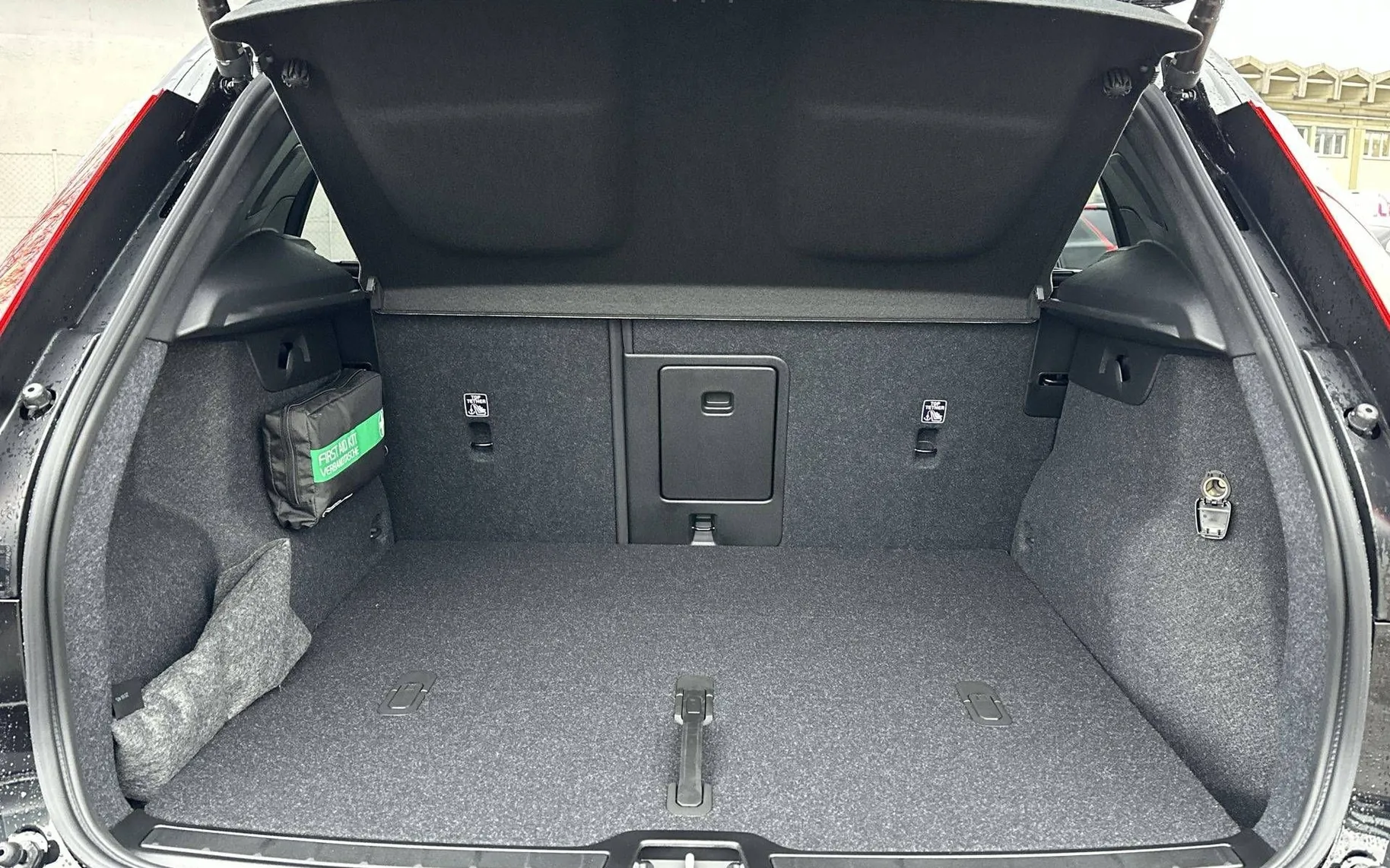 Notranja slika - Volvo XC40 - B3 P Core AT DCT 3 leta garancije + 3 servisi - 20