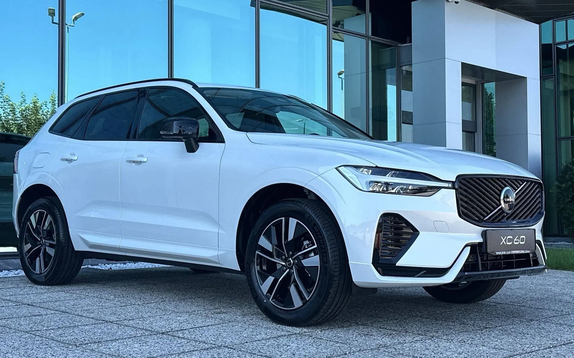 Zunanja slika - Volvo XC60 - B5  P  AWD Plus Dark 3 leta garancije + 3 servisi - 3