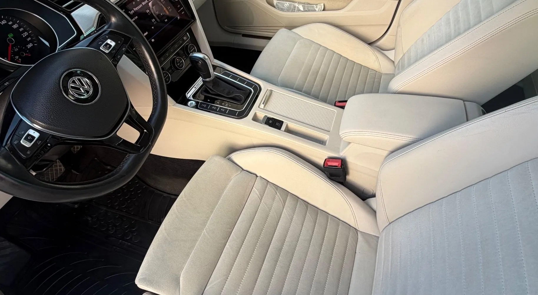 Notranja slika - Volkswagen Passat - 4motion 2.0 TDI BMT Highline DSG - 10