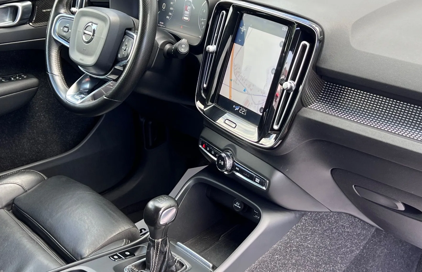 Zunanja slika - Volvo XC40 - T3 R-design+ALU+LED+HI-FI+KLJUKA - 18
