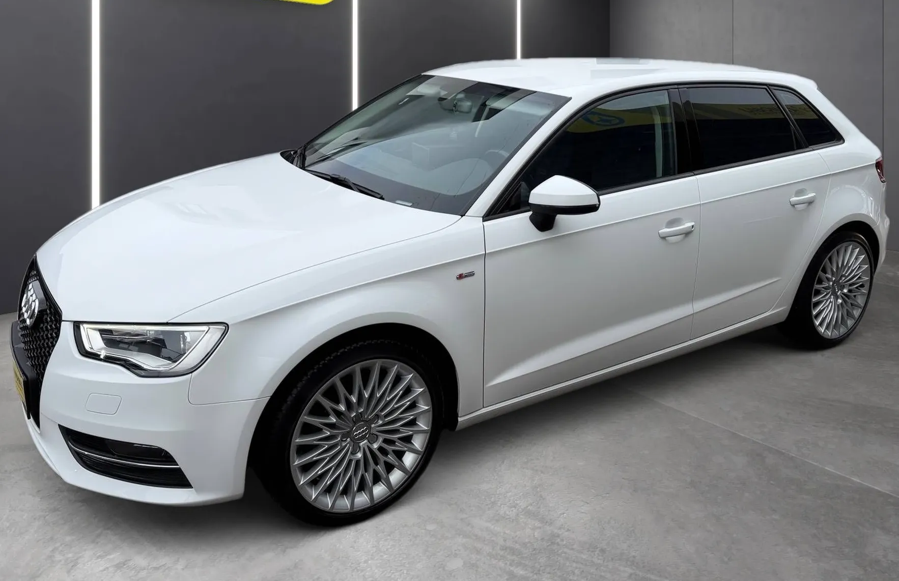 Zunanja slika - Audi A3 - 1.6 TDI S LINE LED NAVI PARKIRNI SENZORJI TEM TOP. - 3