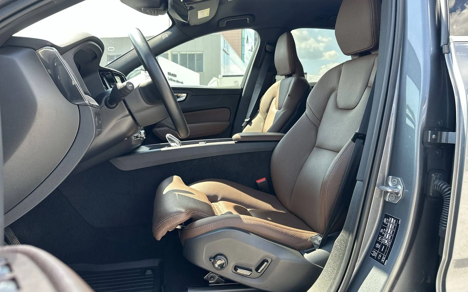 Notranja slika - Volvo XC60 - B4D AWD Inscription Avt. - 10