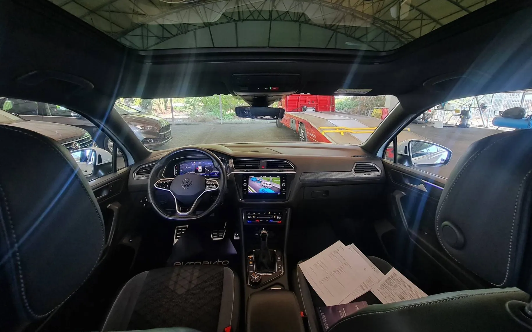 Notranja slika - Volkswagen Tiguan Allspace - 4motion 2.0 TDI R-Line DSG•SLO•Panorama•IQ.LIGHT - 16