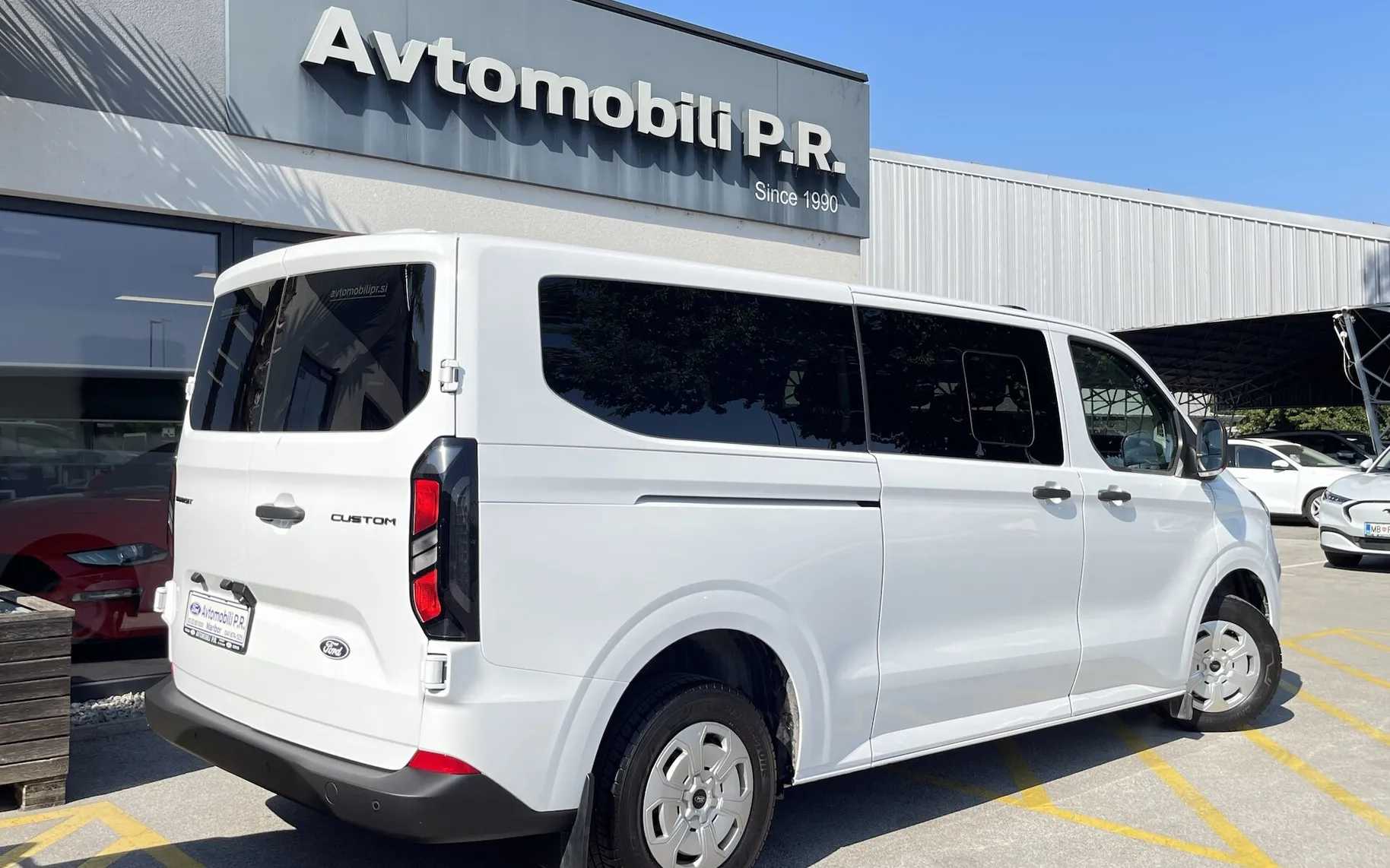 Zunanja slika - Ford Transit Custom - Kombi 320 2.0 TDCi L2H1  DMR  TREND 9 SEDEŽEV SLO - 7