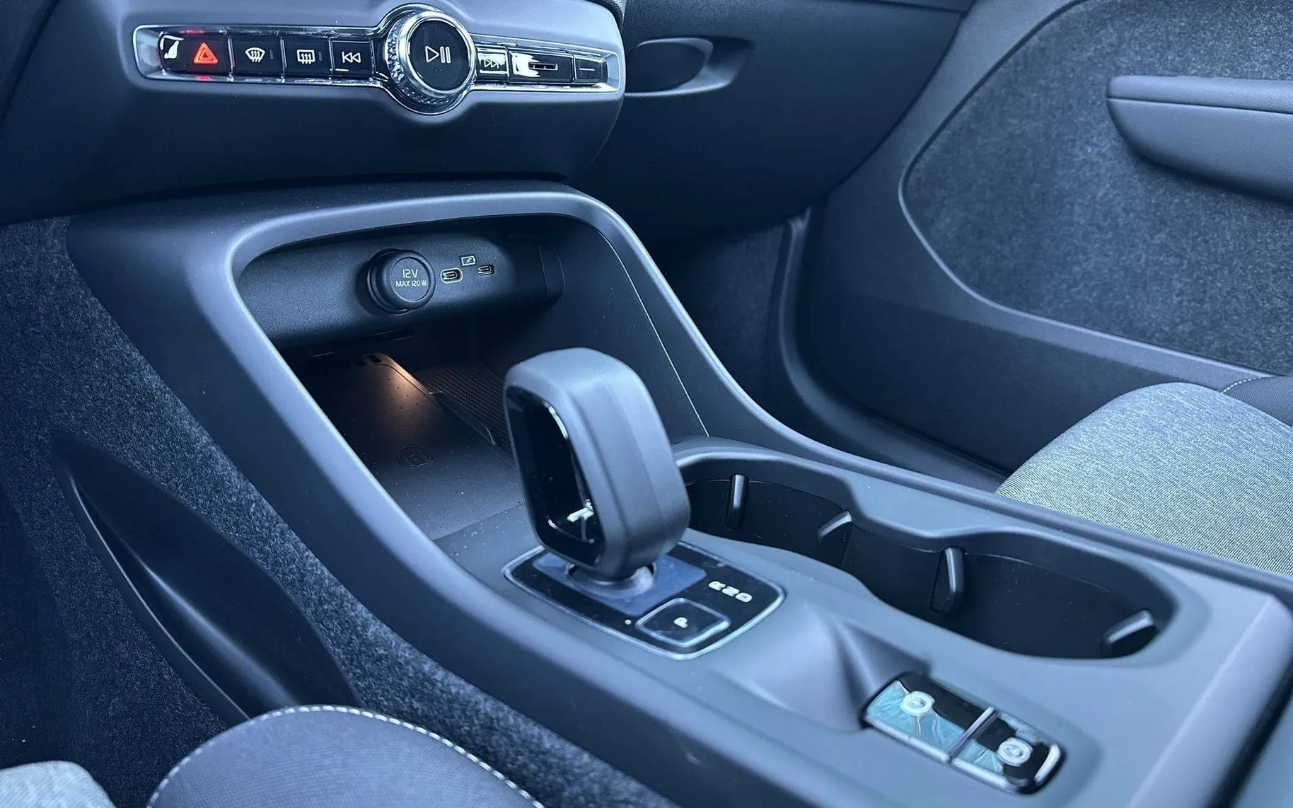 Notranja slika - Volvo XC40 - B3 P Core AT DCT 3 leta garancije + 3 servisi... - 19