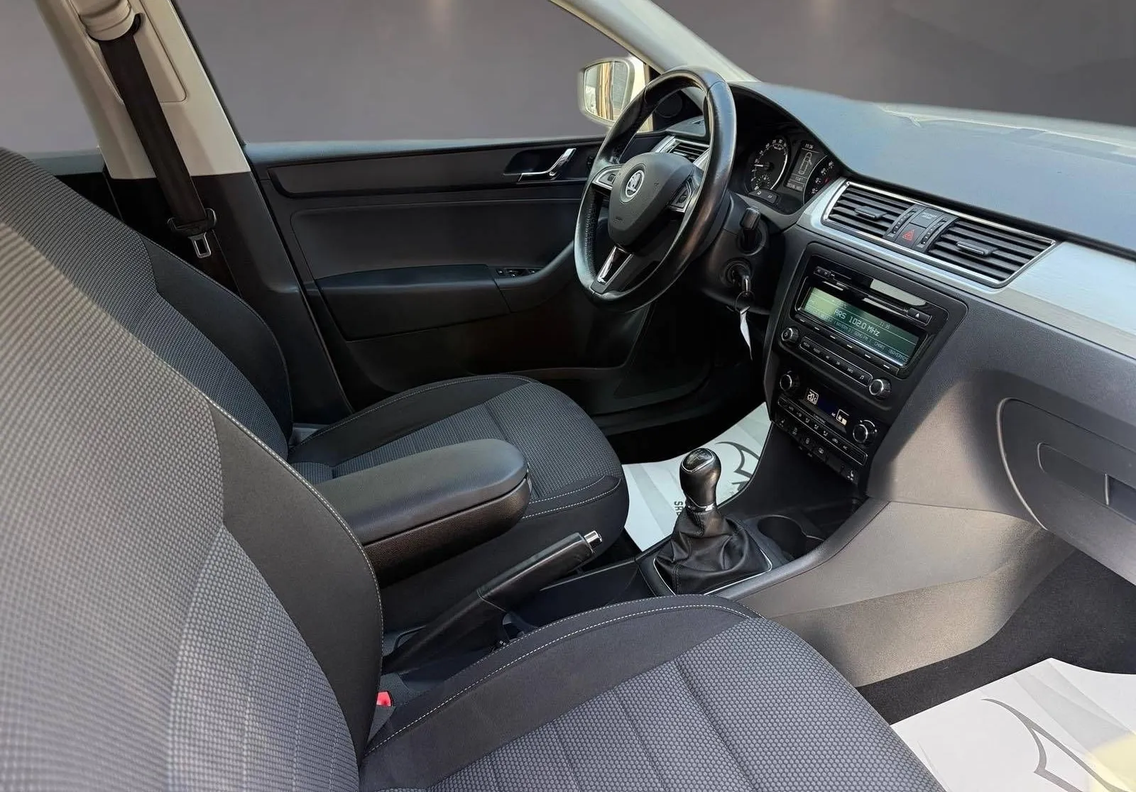Notranja slika - Škoda Rapid - 1.6 TDI 77 kW Elegance... - 8