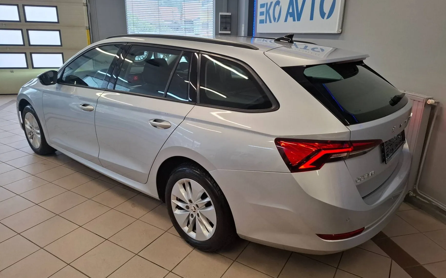 Zunanja slika - Škoda Octavia - Combi 2.0 TDI DSG-ACC-NAVI-VIRTUAL-PDC-FULL LED- - 3