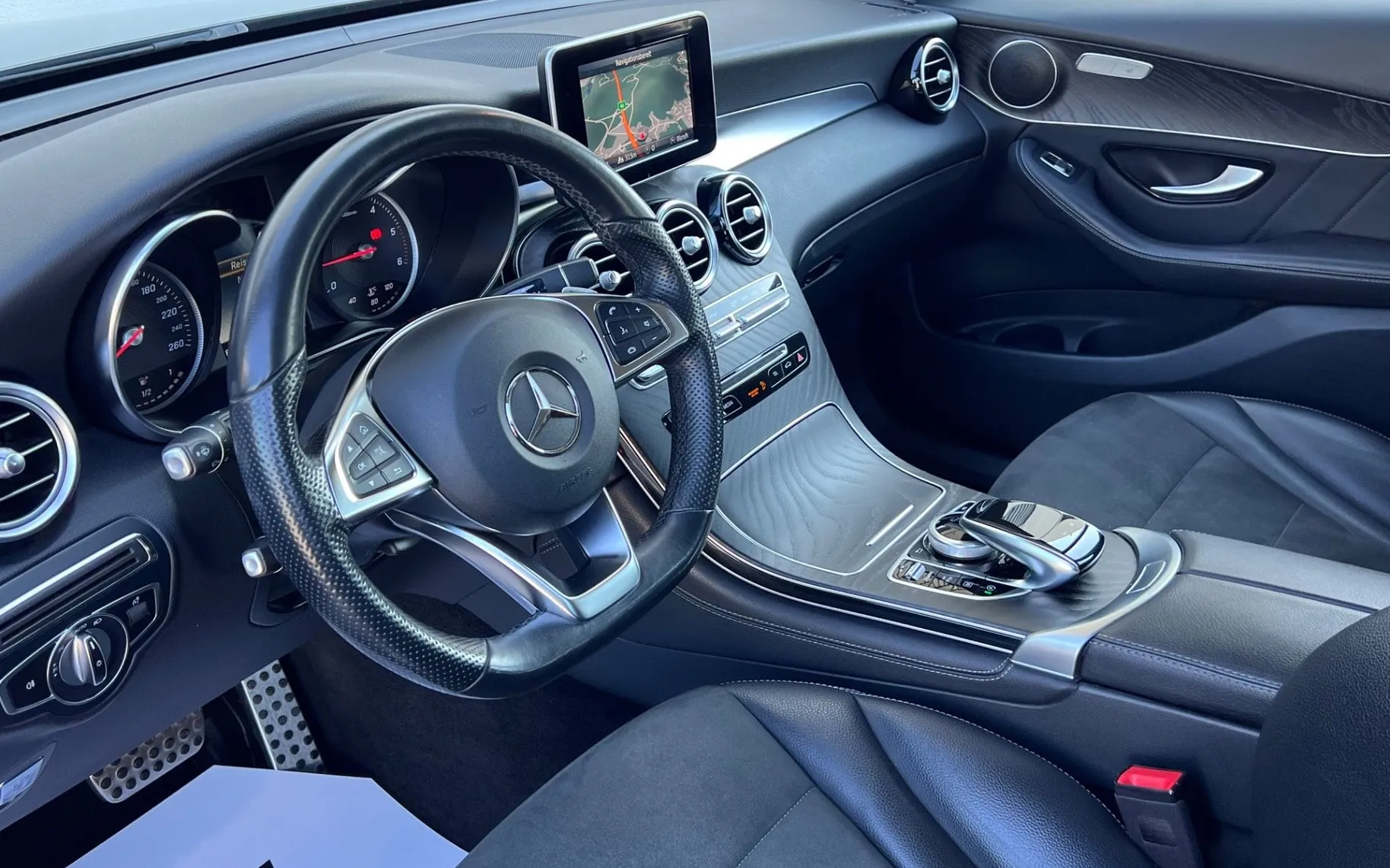 Notranja slika - Mercedes-Benz GLC-Razred - 220d+4MATIC+F1+NAVI+18COL+PDC+USNJE - 10