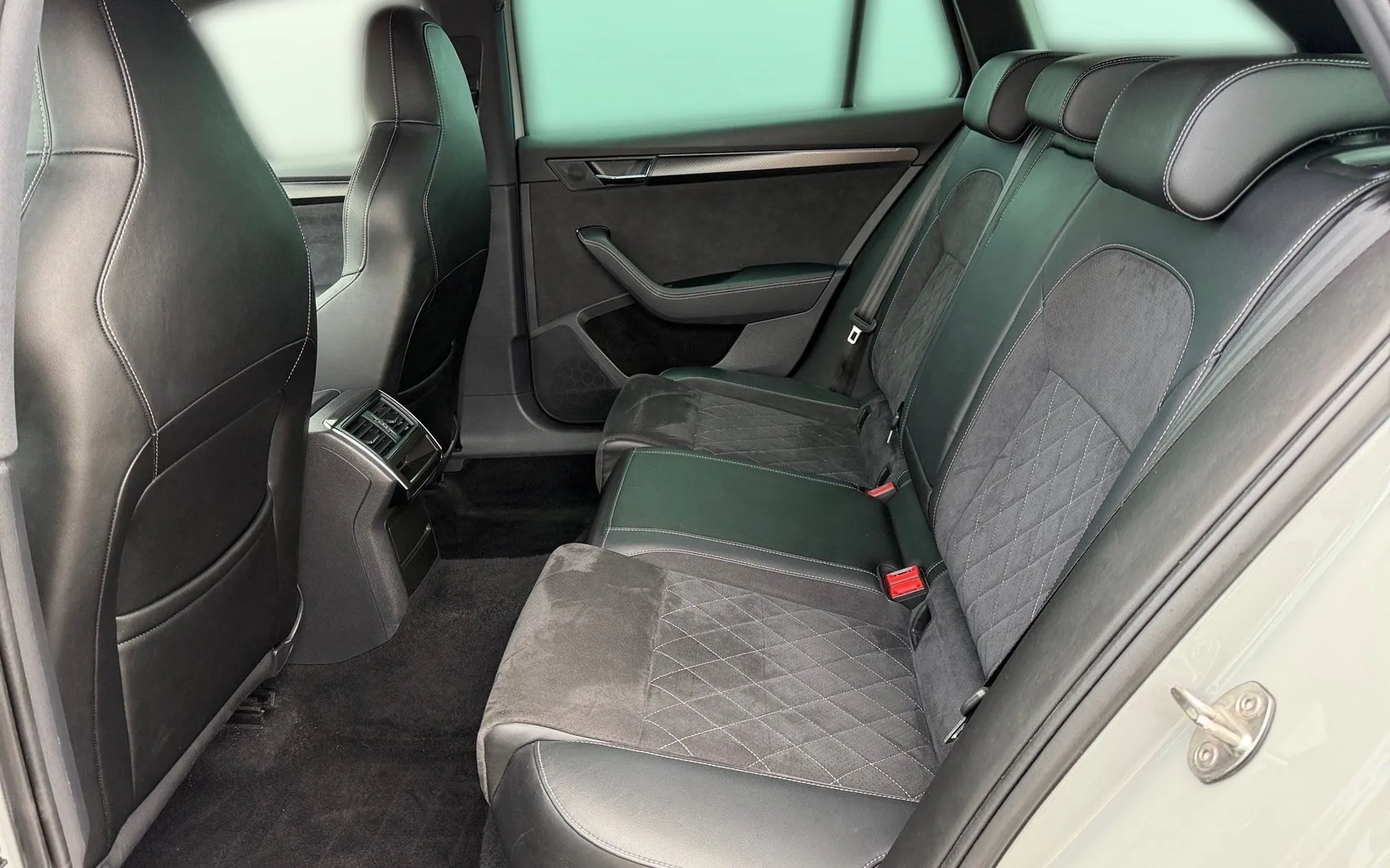 Notranja slika - Škoda Superb - Combi 2.0 TDI Sportline DSG-Memory-Vlečna kljuka.. - 11