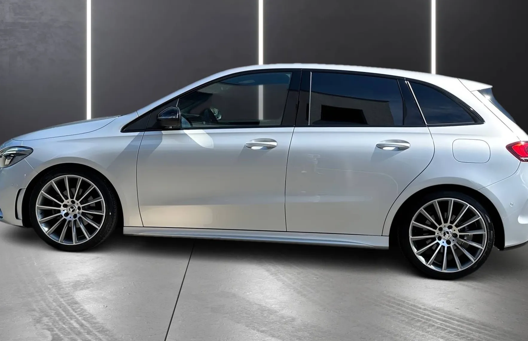 Zunanja slika - Mercedes-Benz B-Razred - 200 AMG LINE MULTIBEAM TEM KAMERA PDC NAVI TOP - 4
