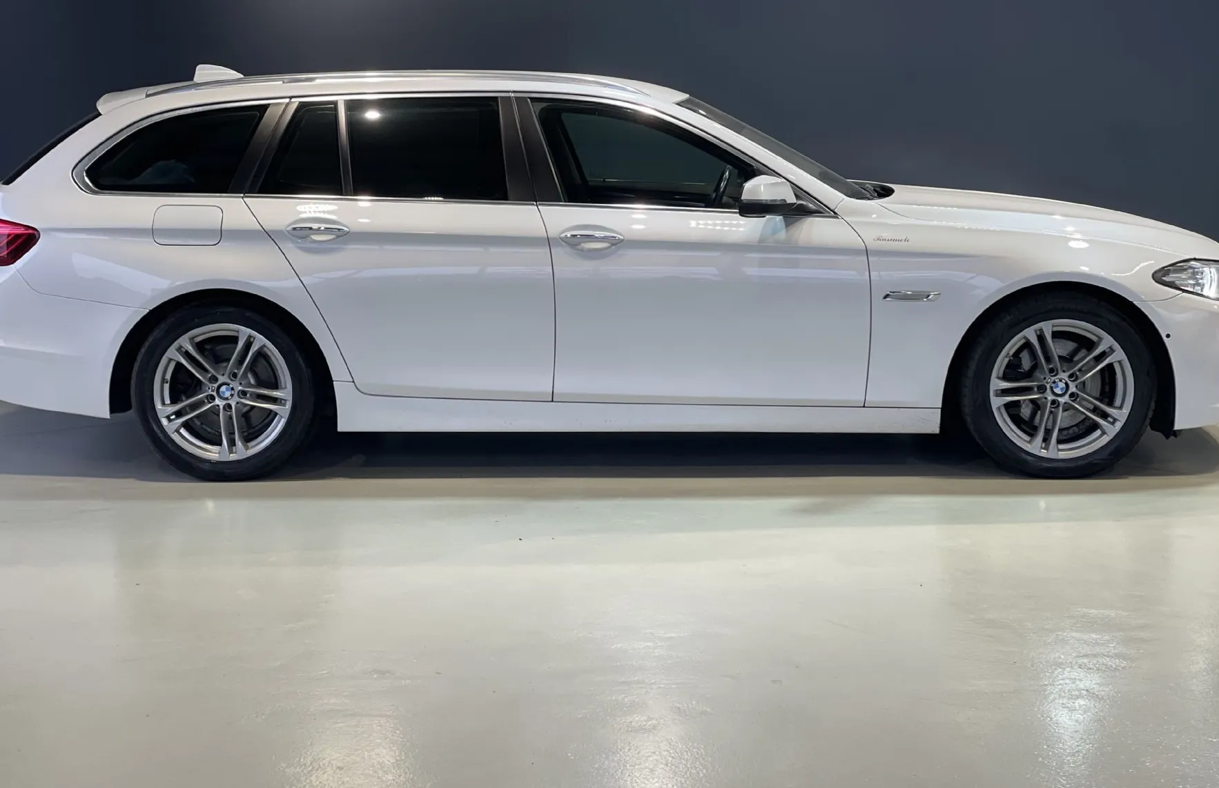 Zunanja slika - BMW Serija 5 - Touring: 520d-HEADUP-VIRTUAL-LANE-NAVI-RADAR-KAMERA-LED- - 4
