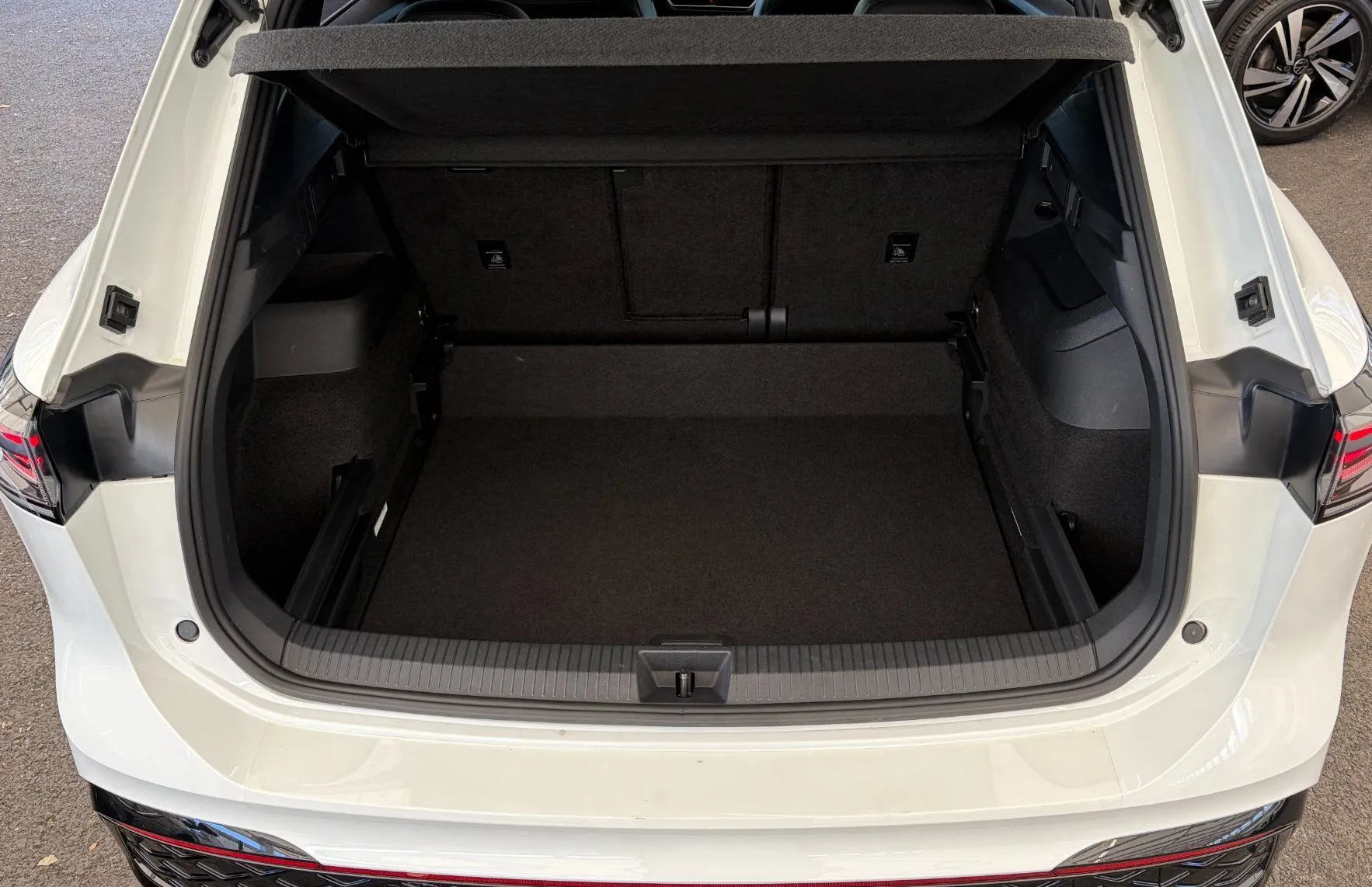 Zunanja slika - Volkswagen Tiguan - R-Line 1.5eTSI DSG-1.LASTNIK-PANORAMA-VELIKA NAVI - 11