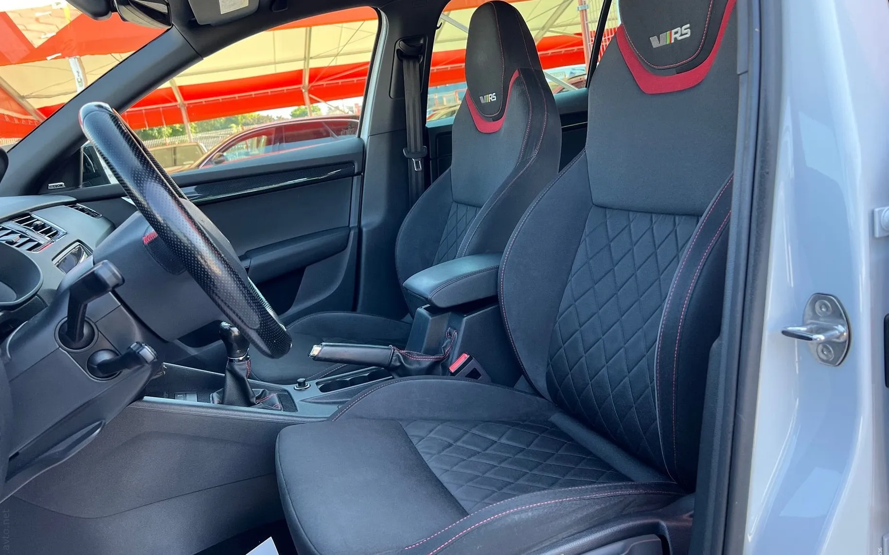 Notranja slika - Škoda Octavia - RS 2.0 TDI-BI-XENON-LED-NAVI-RADAR TEM-PDC-ODLI  268 .. - 10