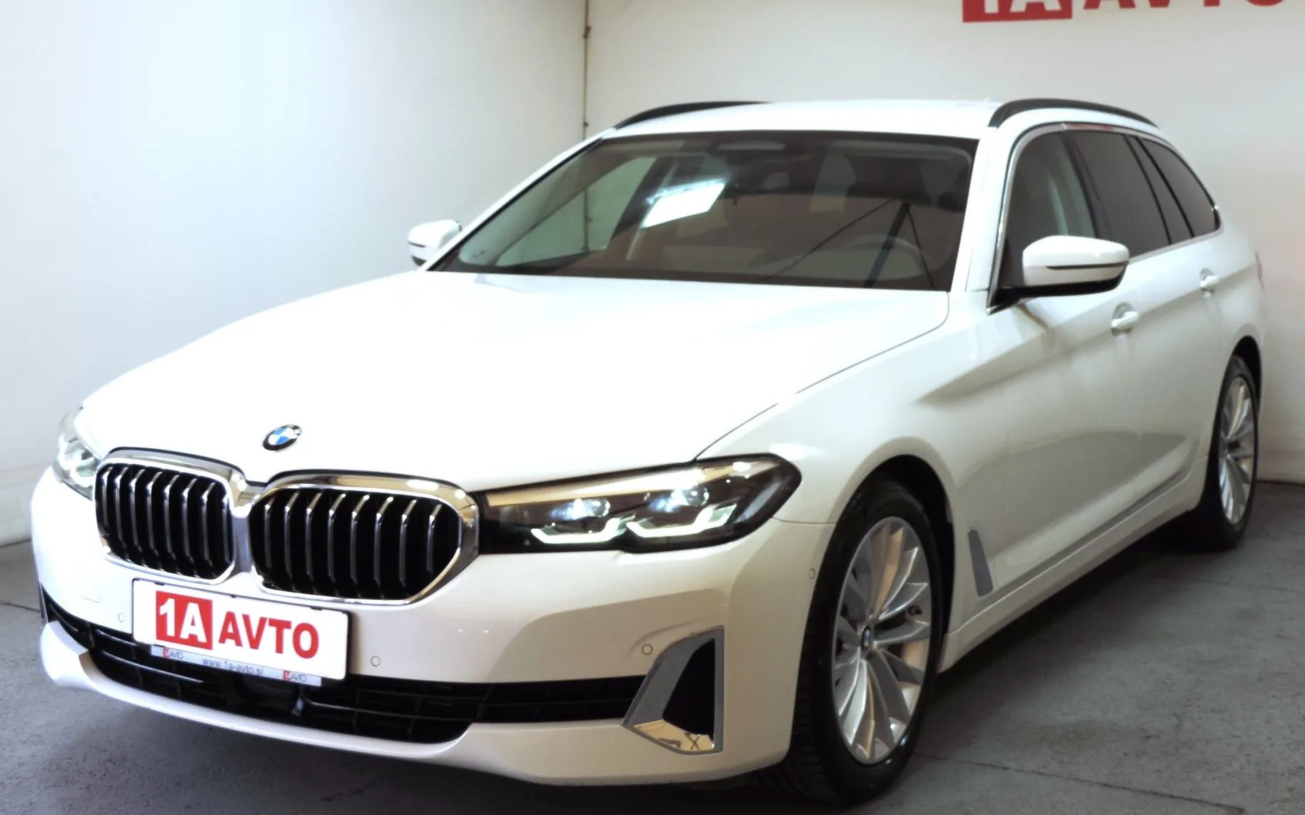 Zunanja slika - BMW Serija 5 - 520d xDrive Touring Avt. Luxury - 1