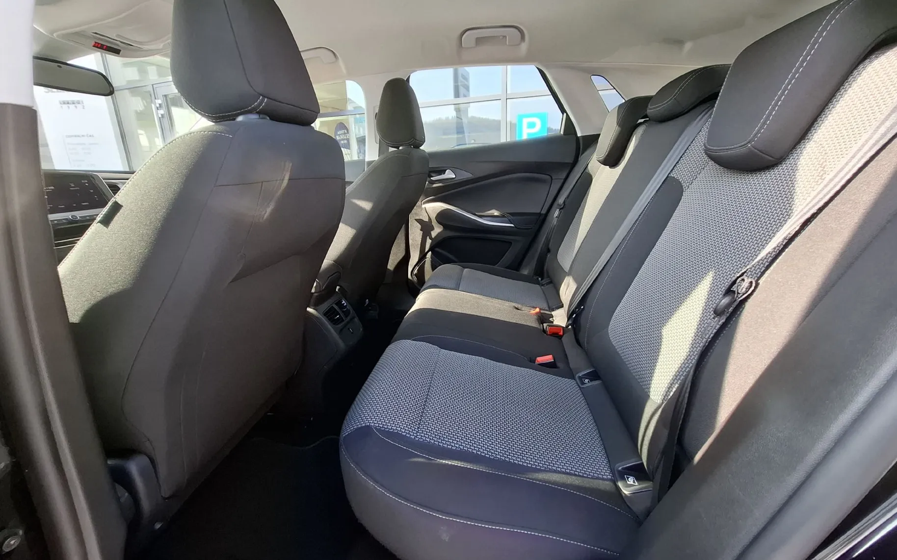 Notranja slika - Opel Grandland - 1.2 TURBO 96KW - LEPO OHRANJEN - POTRJENA SERVISNA - 11