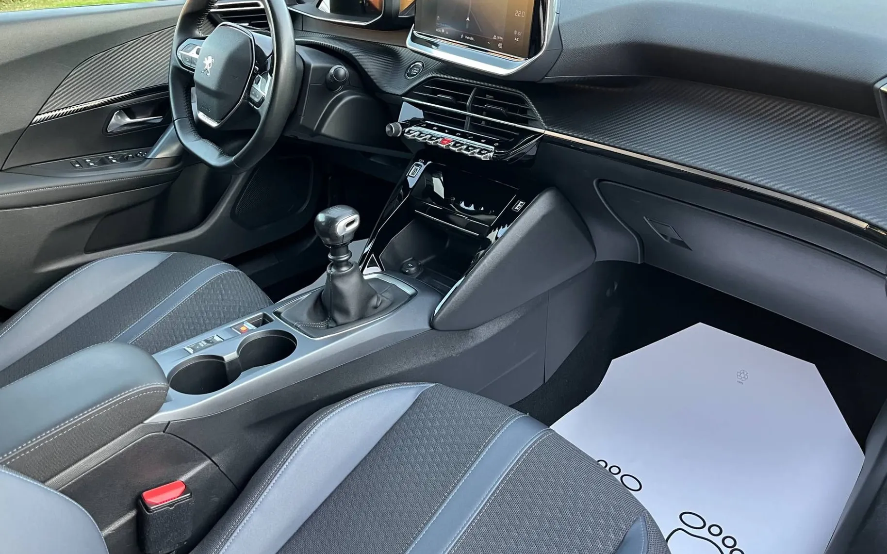 Notranja slika - Peugeot 2008 - 1.2 PURETECH 130 ALLURE-1 LASTNICA-ALU-NAVI-KAM... - 9
