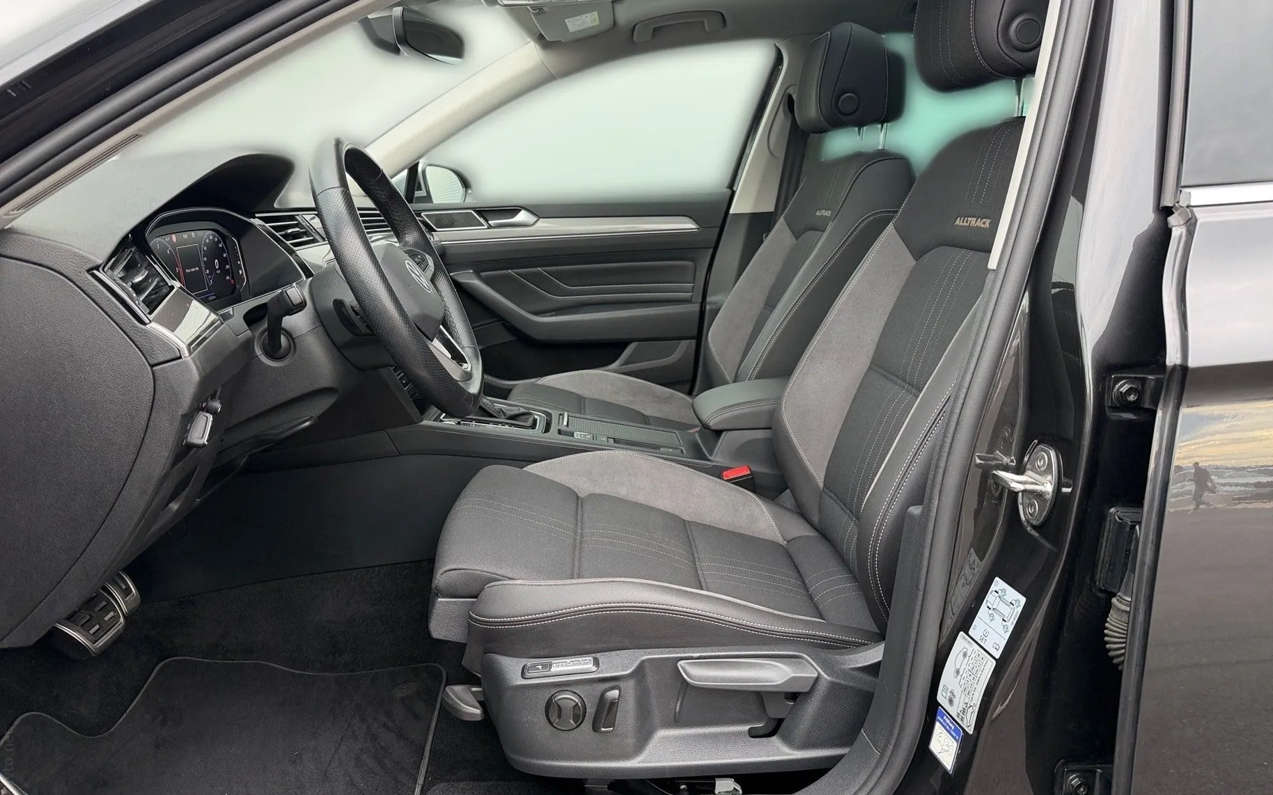 Notranja slika - Volkswagen Passat Alltrack - 4motion 2.0 TDI DSG-Panorama-Keyless-HeadUp-Kame - 7