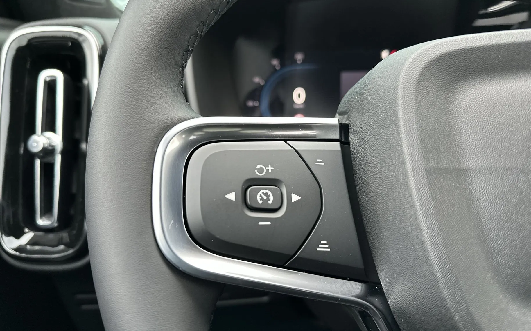 Zunanja slika - Volvo XC40 - B3  P  Plus Black Edition... - 17